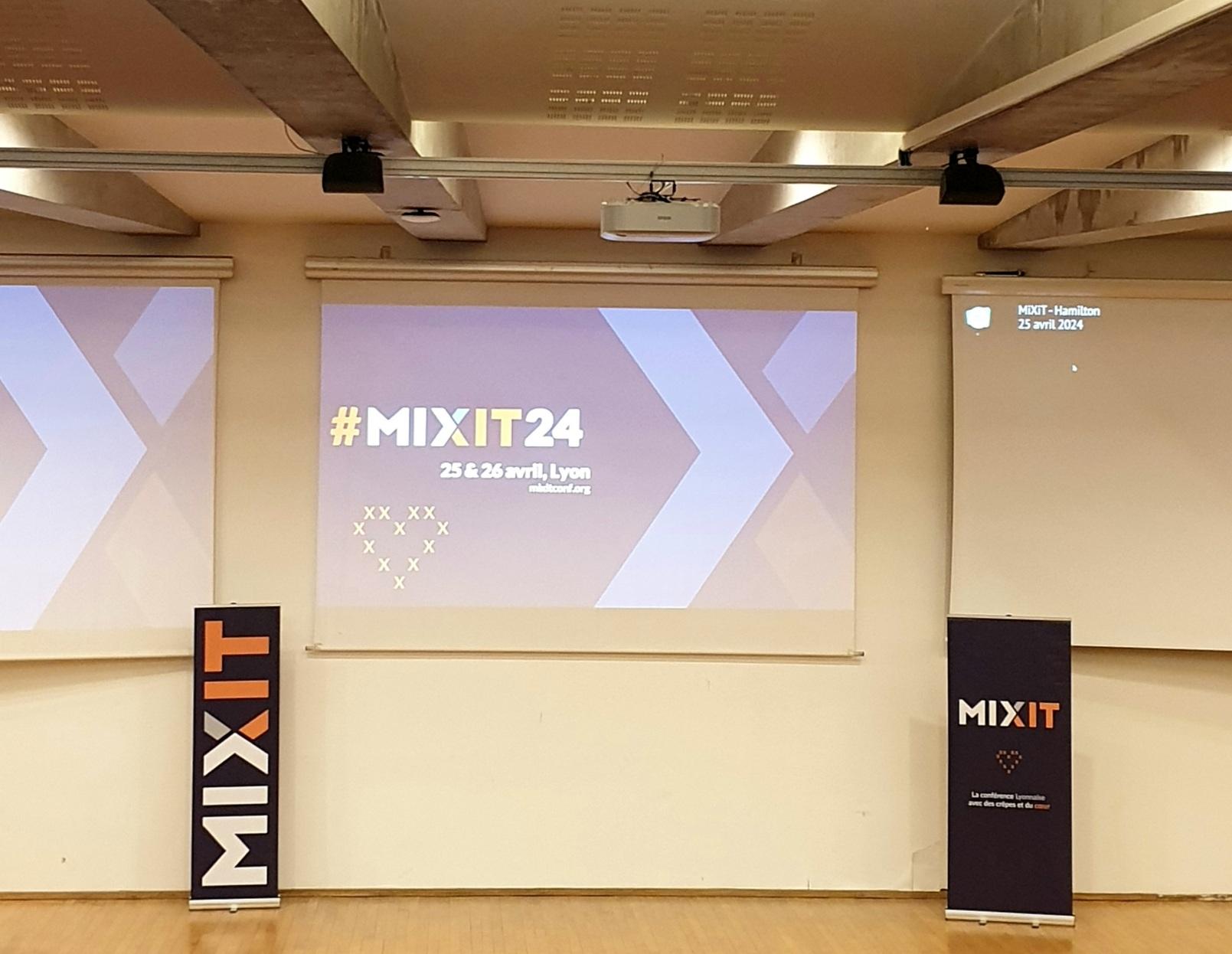Ecran d'un amphithéatre sur lequel il est projeté : #mixit24 25 & 26 avril Lyon