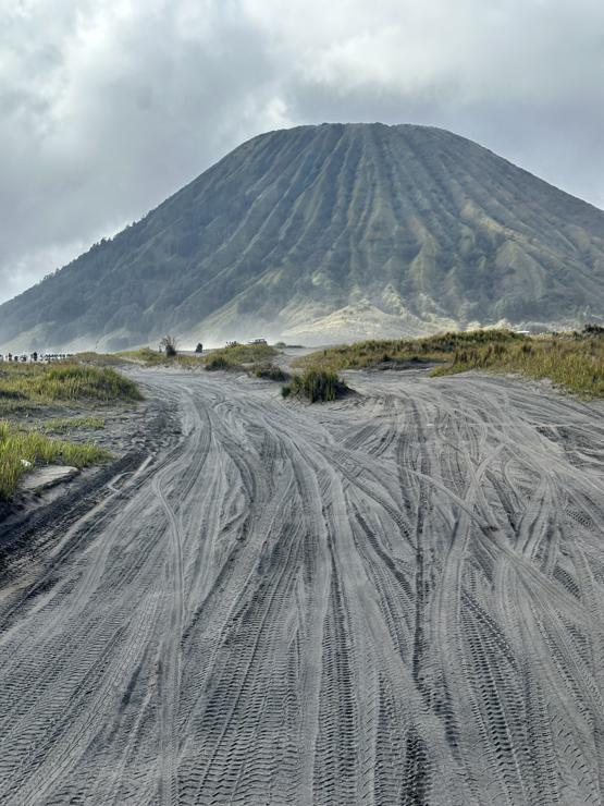 Chemin de sable avec vue sur volcan