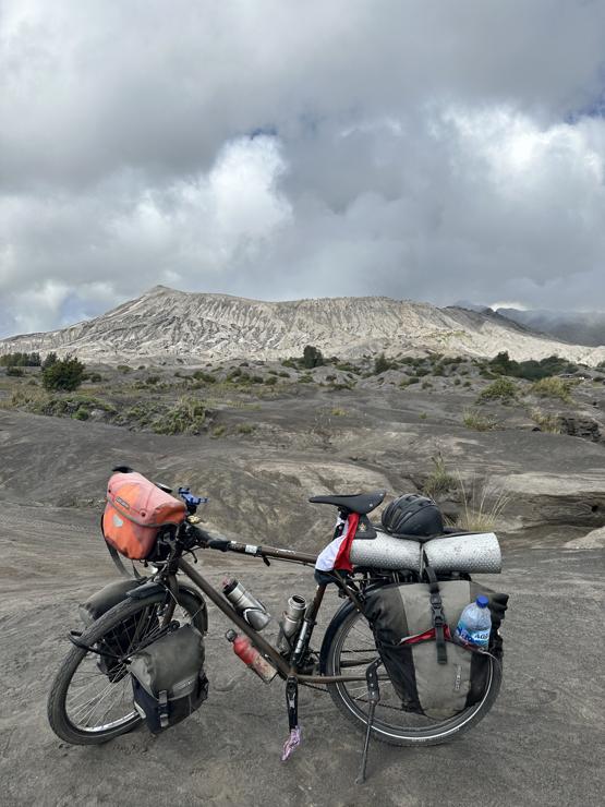 Vélo devant un volcan