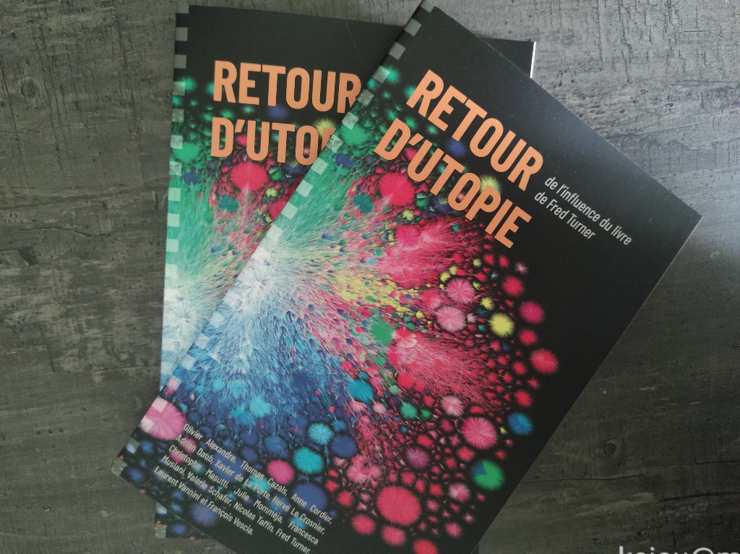 Deux exemplaires imprimés du livre « Retour d'utopie – De l'influence de Fred Turner » publié chez C&F éditions.